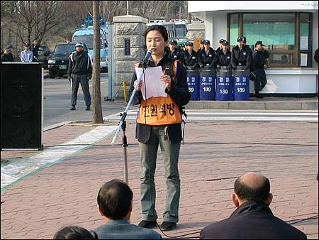 고난의 행진 출정식에서 암 판정 소식을 알리고 있는 김소중씨 